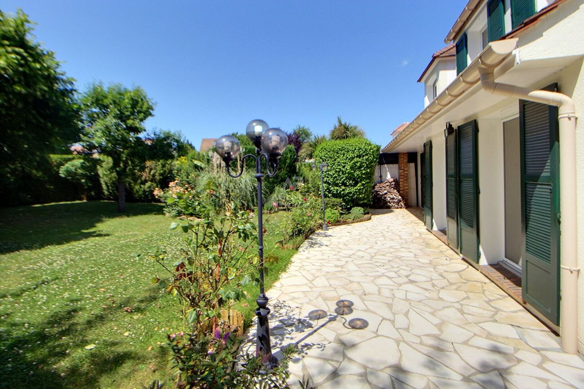 6 bedrooms House in Verneuil-sur-Seine, France No. 143039