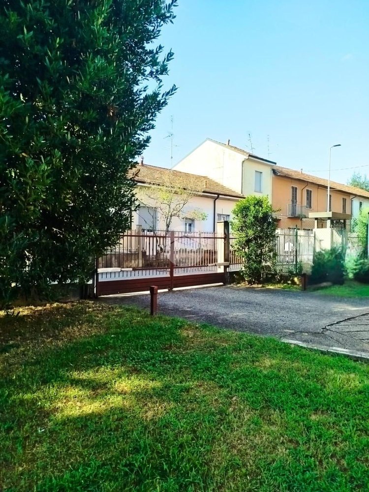 13m² Garage in Bollate, Italy No. 230023