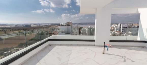 2 bedrooms Apartment in Larnaca, Cyprus No. 5669 11