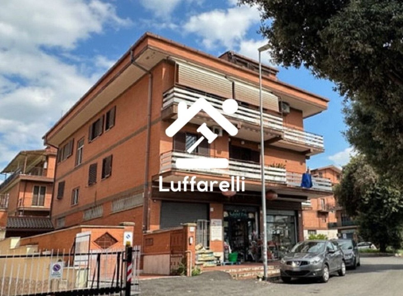 7 rooms Apartment in Rome, Italy No. 9636