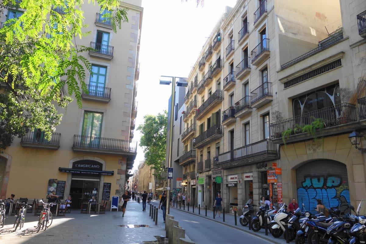 1500m² Building in Ciutat Vella, Spain No. 105982