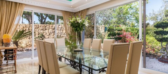 5 bedrooms Villa in Estepona, Spain No. 105628 3