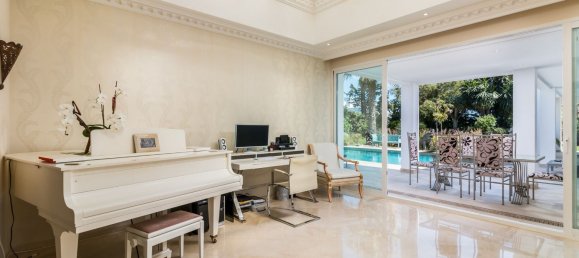 5 bedrooms Villa in Estepona, Spain No. 105628 4