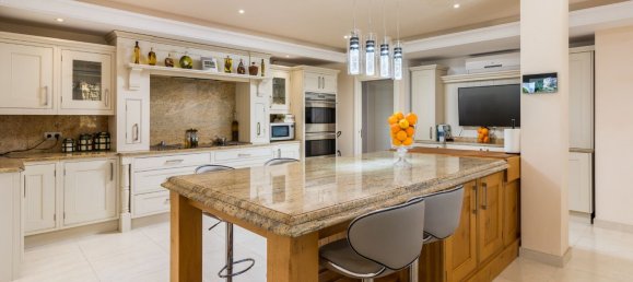 5 bedrooms Villa in Estepona, Spain No. 105628 9