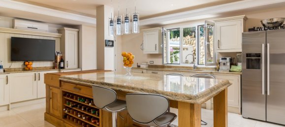 5 bedrooms Villa in Estepona, Spain No. 105628 10