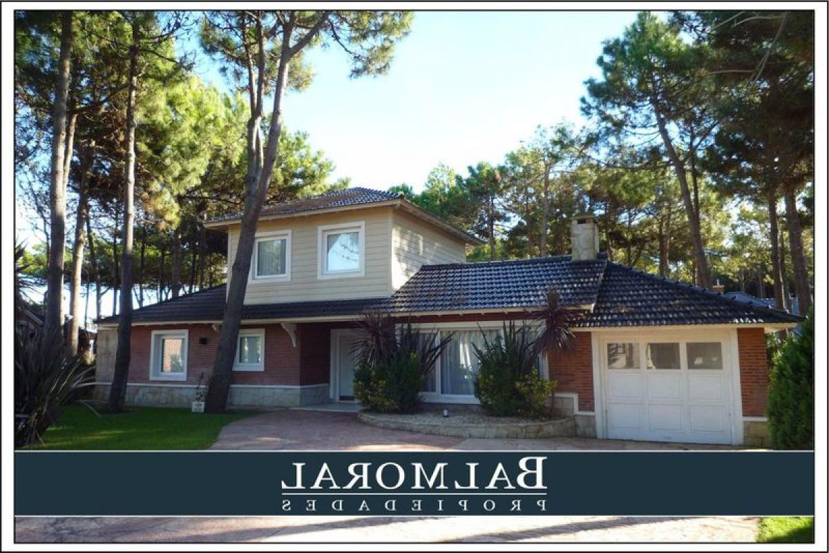 3 bedrooms House in Mar del Plata, Argentina No. 91541