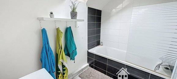 3 bedrooms House in Donges, France No. 98410 7