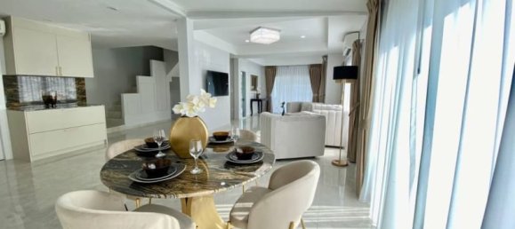 5 bedrooms Villa in Pattaya, Thailand No. 19297 3