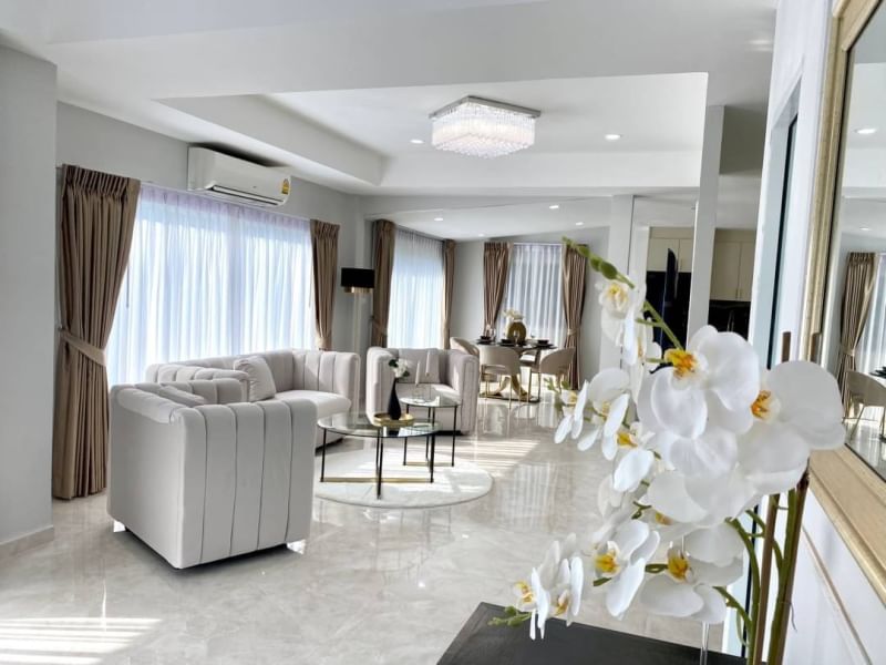 5 bedrooms Villa in Pattaya, Thailand No. 19297