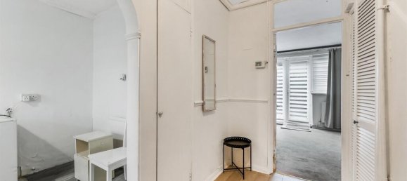 3 bedrooms Apartment in London, United Kingdom No. 9887 7