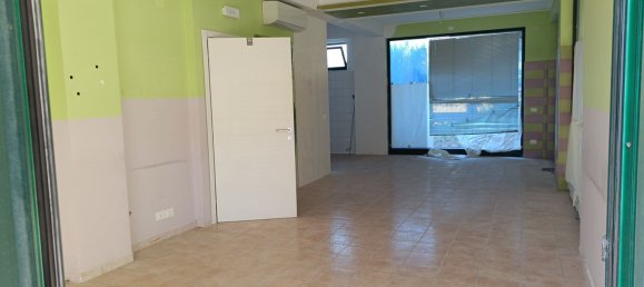 73m² Commercial property in Bucchianico, Italy No. 100813 3