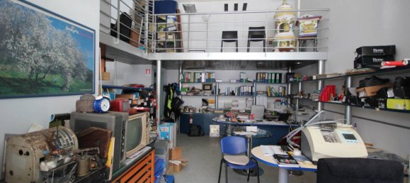 Propiedad comercial de 3 habitaciónes en Cagliari, Italy No. 50081 4