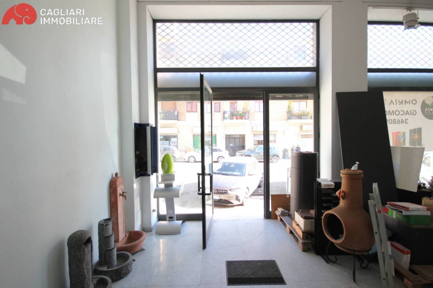 Propiedad comercial de 3 habitaciónes en Cagliari, Italy No. 50081