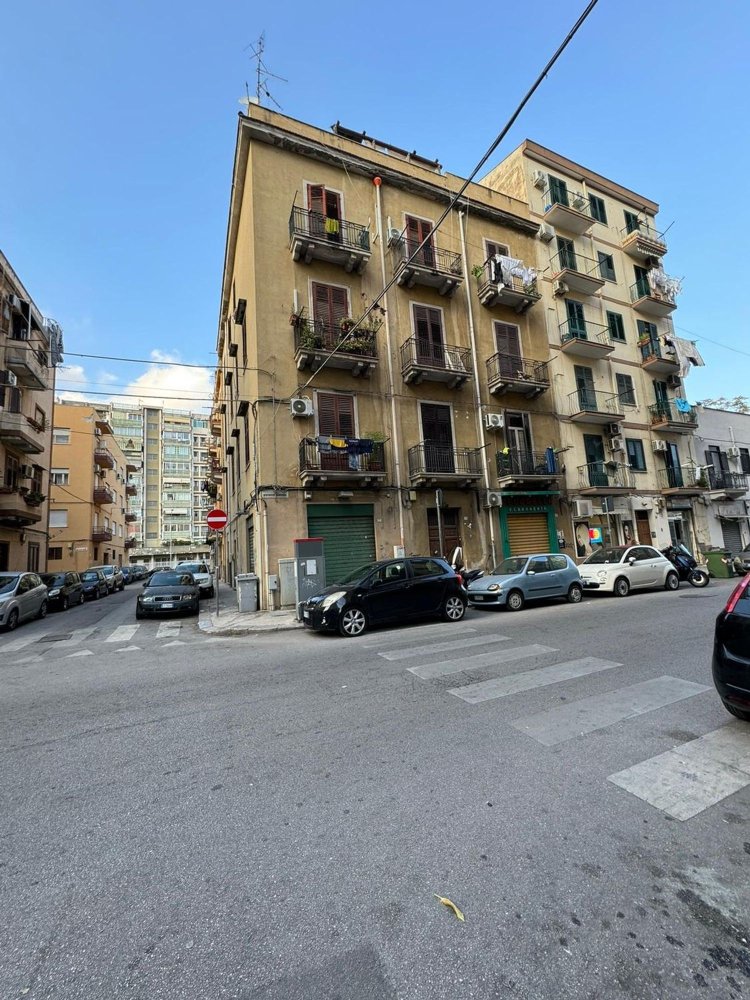 4 rooms Apartment in Palermo, Italy No. 10452