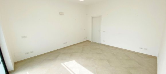Gewerbliche Immobilie in Legnano, Italy 58m², Nr. 144469 2