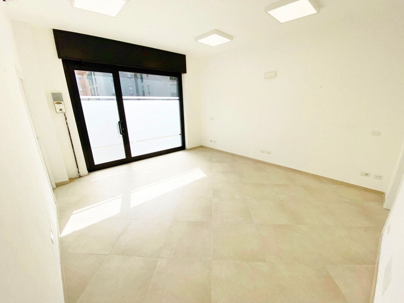 Gewerbliche Immobilie in Legnano, Italy 58m², Nr. 144469