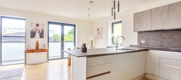 2 bedrooms Apartment in London, United Kingdom No. 7671 2