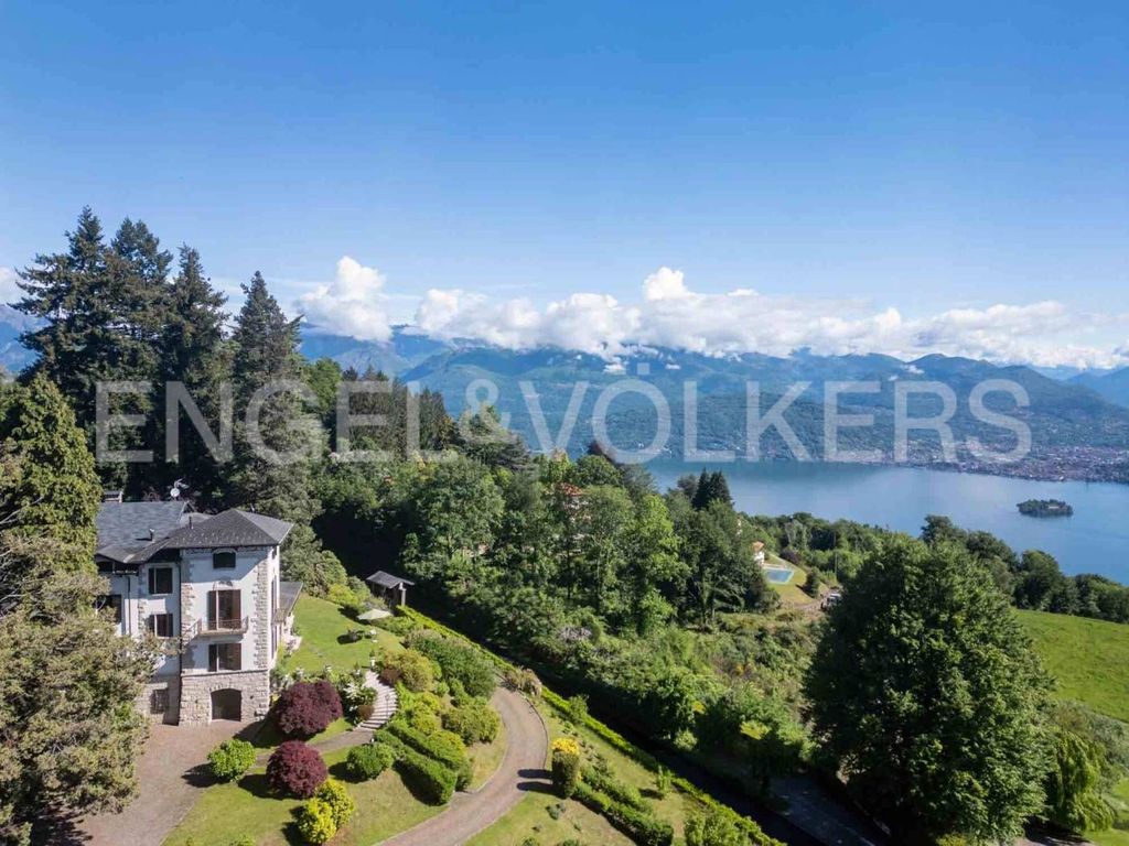 5 bedrooms Villa in Stresa, Italy No. 138771