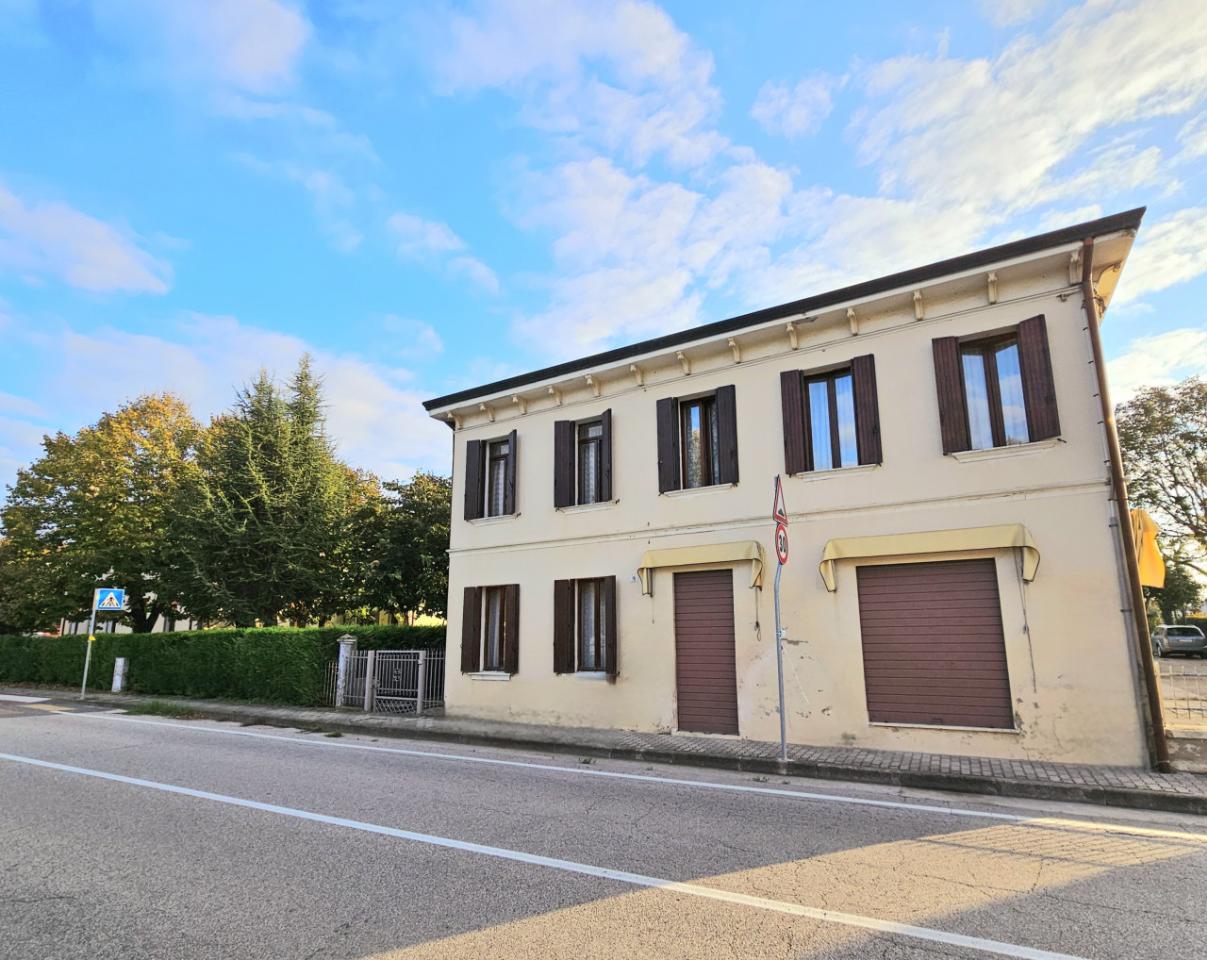 6 rooms House in Granze, Italy No. 156161