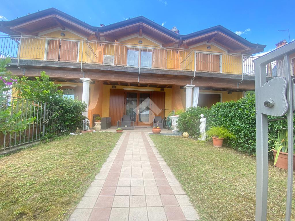 2 bedrooms Villa in Sale Marasino, Italy No. 305649