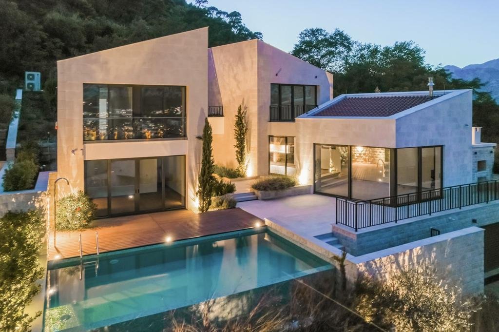 4 bedrooms House in Kotor, Montenegro No. 1950