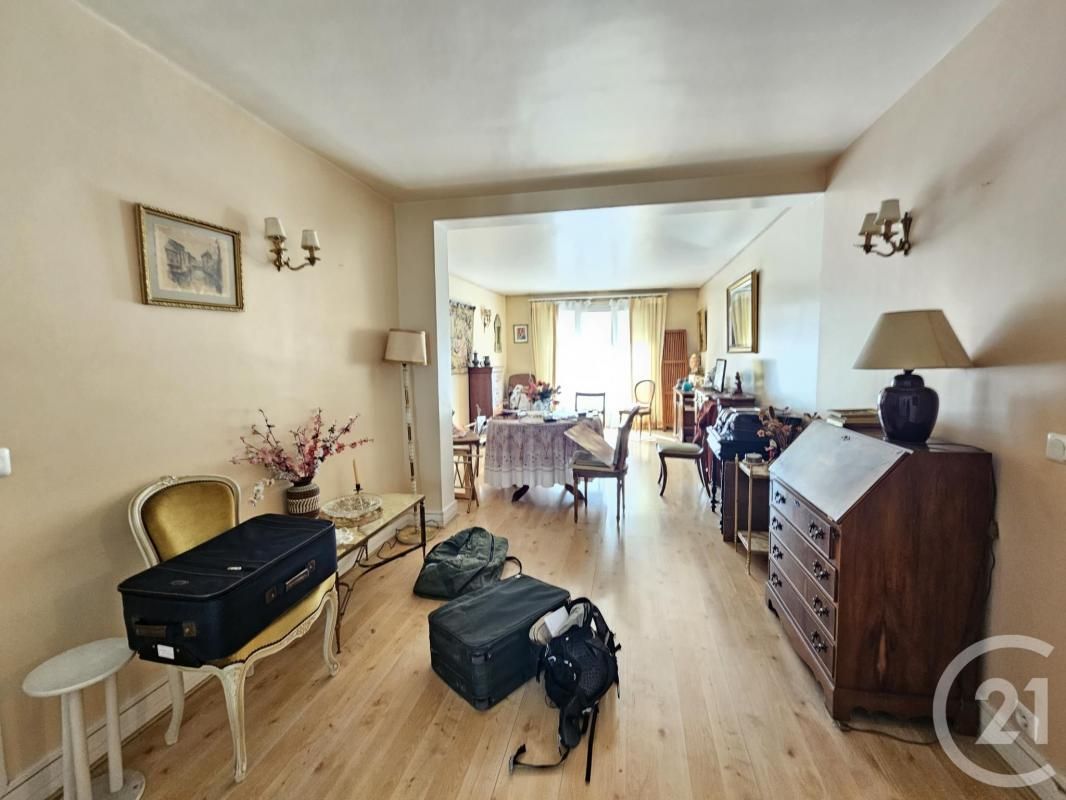 Apartamento de 3 dormitorios en Paris, France No. 181111