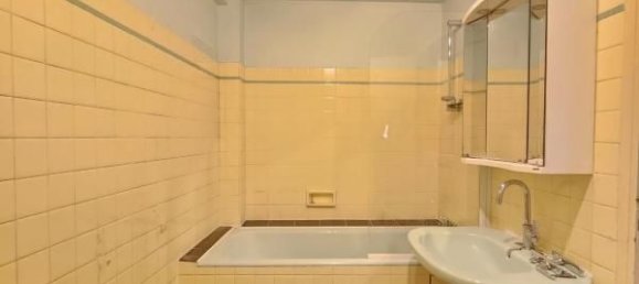 Apartamento de 3 dormitorios en Paris, France No. 181111 2