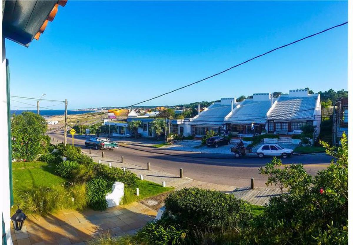 Apartamento de 2 dormitorios en Maldonado, Uruguay No. 7352