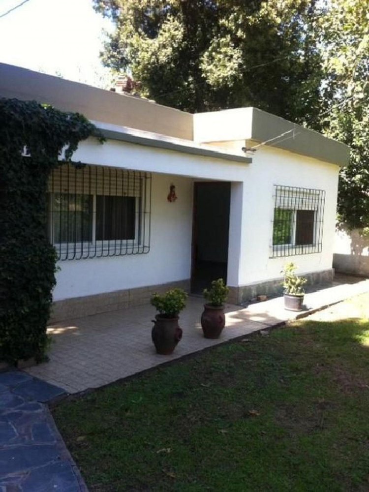 Casa de 3 dormitorios en General Rodríguez, Argentina No. 97388