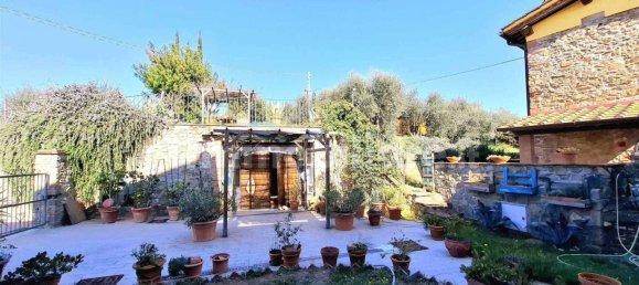 2 bedrooms House in Capraia e Limite, Italy No. 50496 11