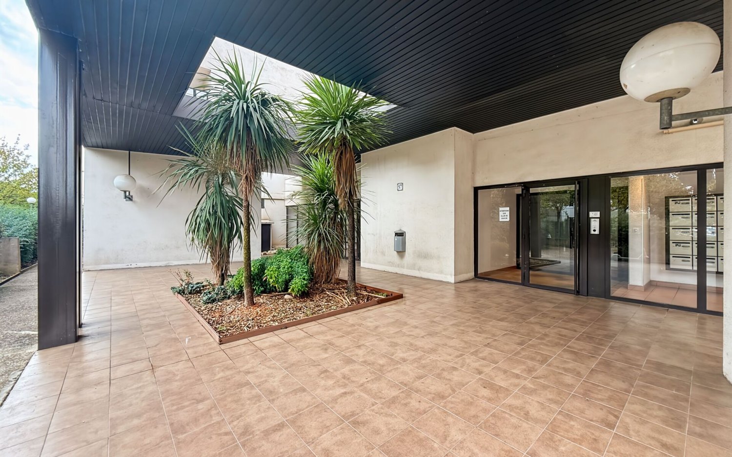 Квартира с 2 комнатами в Лион, Франция № 337632