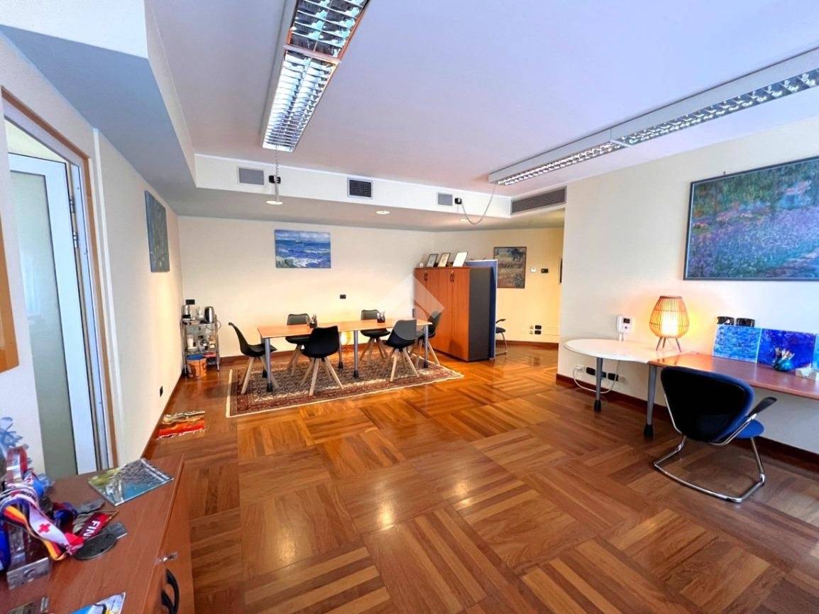 Oficina en Treviso, Italy 77 m² No. 118337