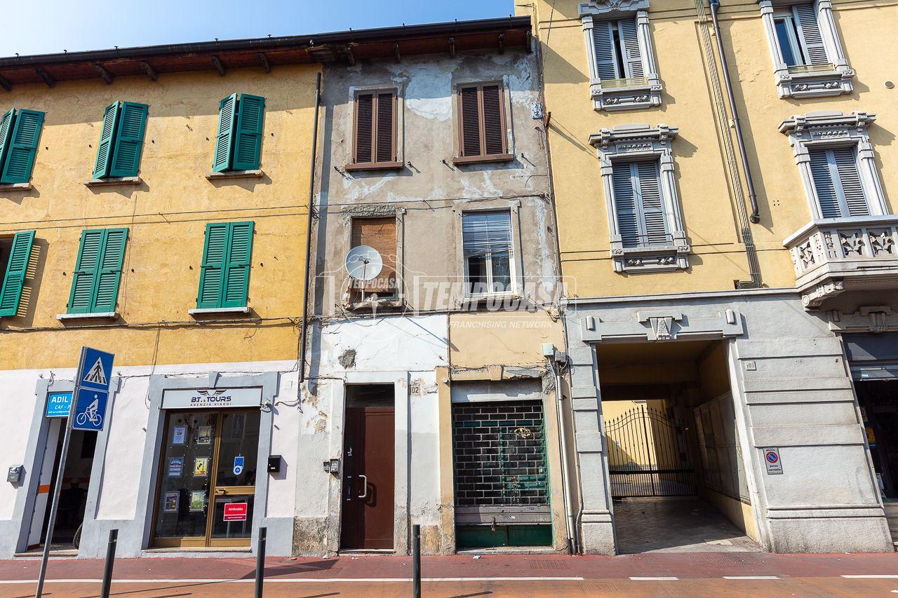 3 rooms Apartment in Brescia, Italy No. 7360