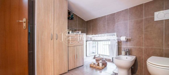 Apartamento de 2 dormitorios en Gorla Minore, Italy No. 266933 20
