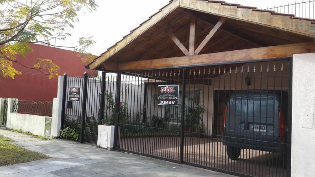 3 bedrooms House in Lanus, Argentina No. 51806