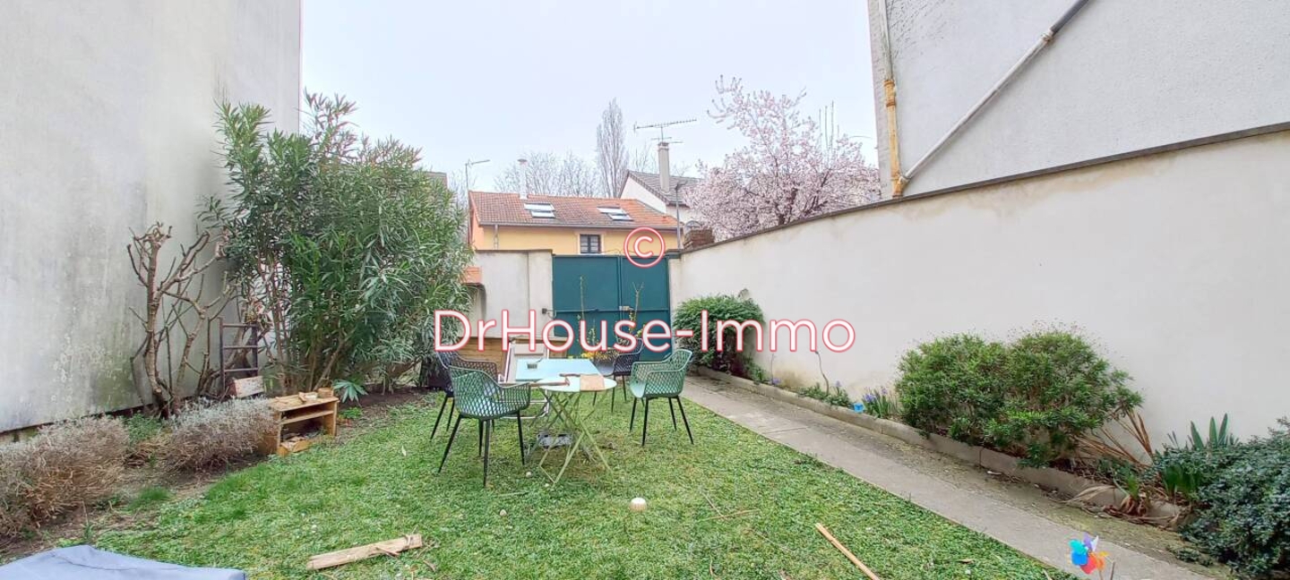 Apartamento de 2 dormitorios en Les Lilas, France No. 122984