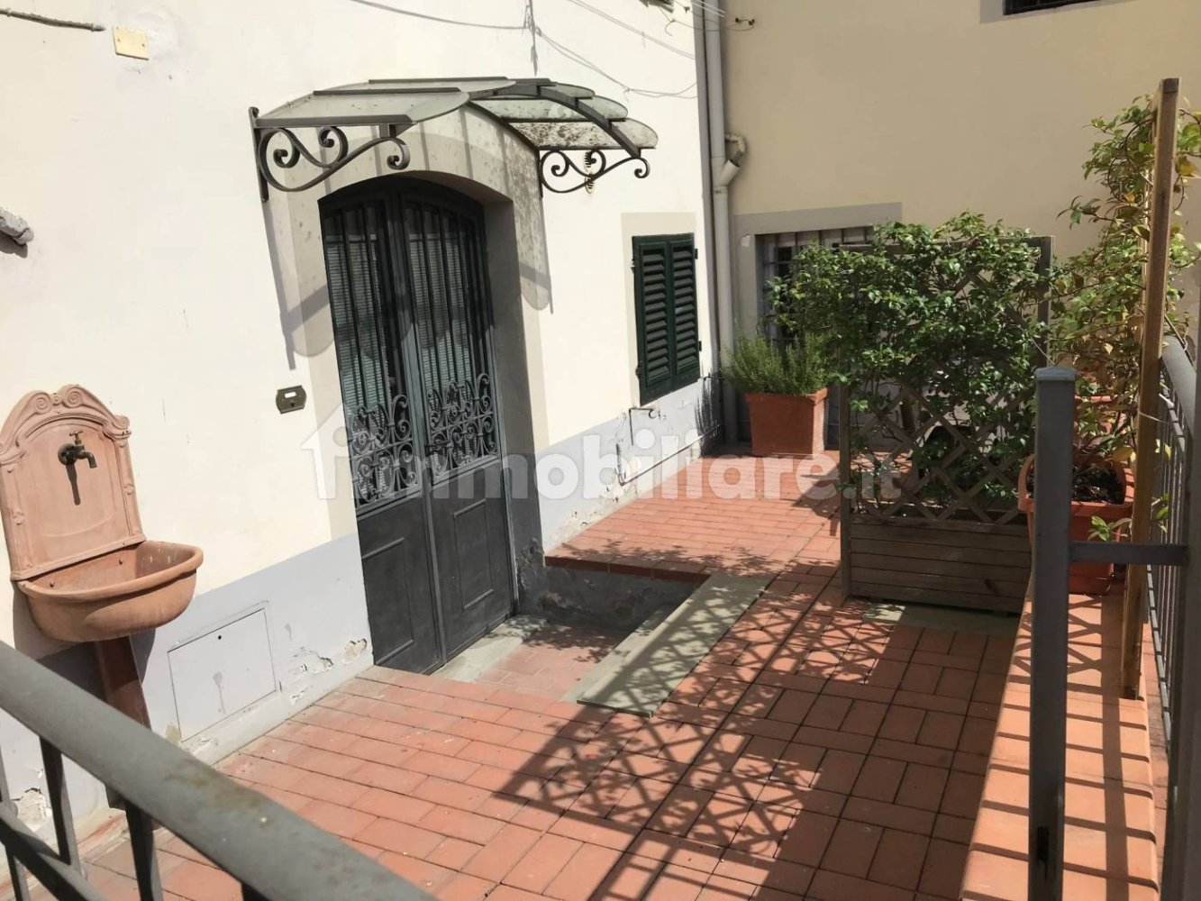 5 rooms Building in Florence, Italy No. 45233