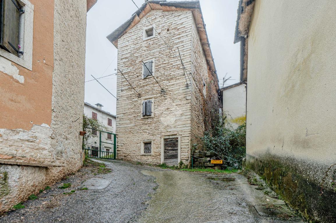 7 rooms House in Sant'Anna d'Alfaedo, Italy No. 135253