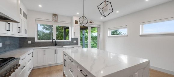 6 bedrooms House in British Columbia, Canada No. 1083 10