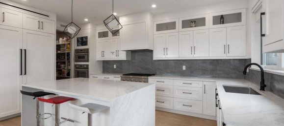 6 bedrooms House in British Columbia, Canada No. 1083 8