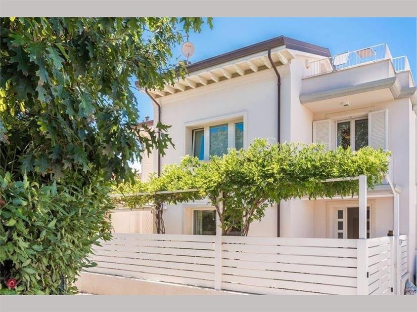 4 bedrooms Villa in Forte dei Marmi, Italy No. 371627