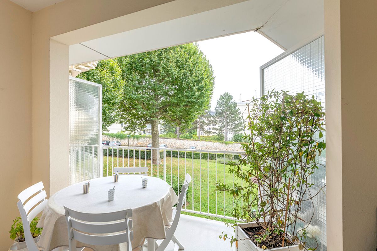 3 bedrooms Apartment in Versailles, France No. 174902