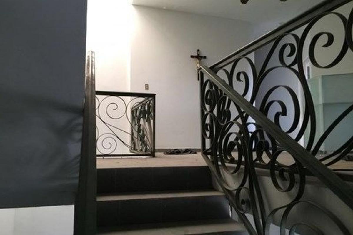 200m² Building in Nuevo Leon, Mexico No. 200432