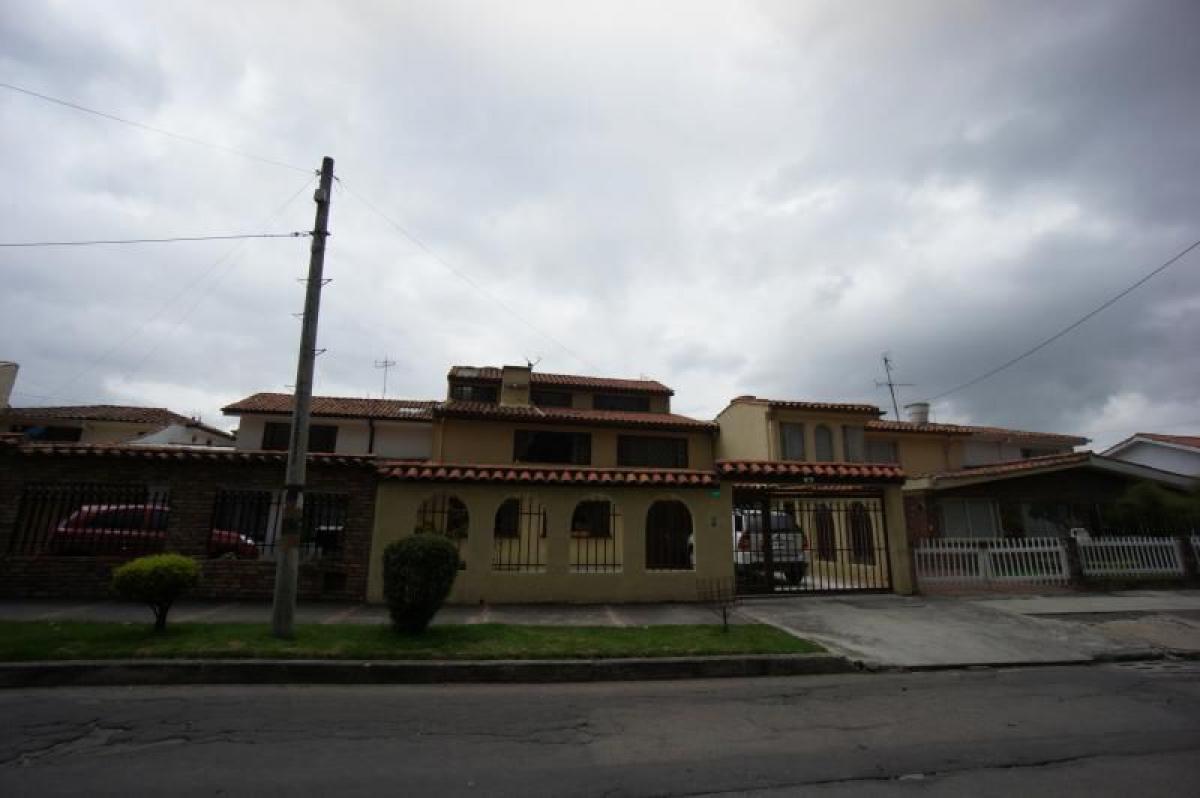 Casa de 6 dormitorios en Bogotá, Colombia No. 9963