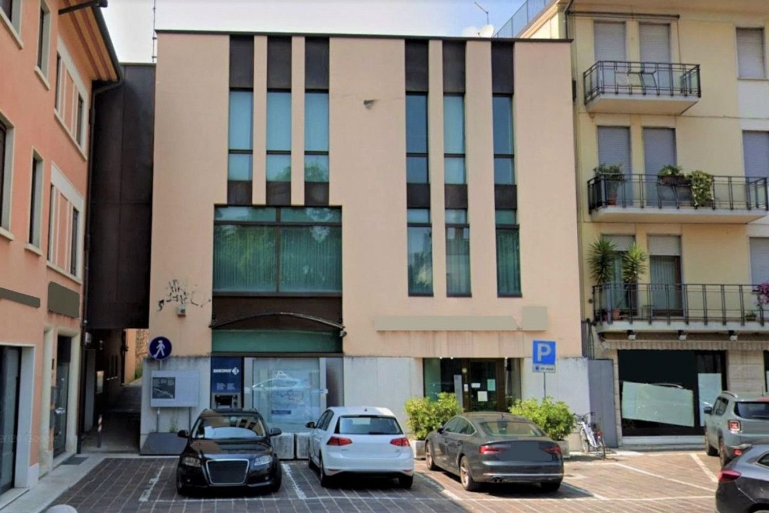 512m² Office in Thiene, Italy No. 376344