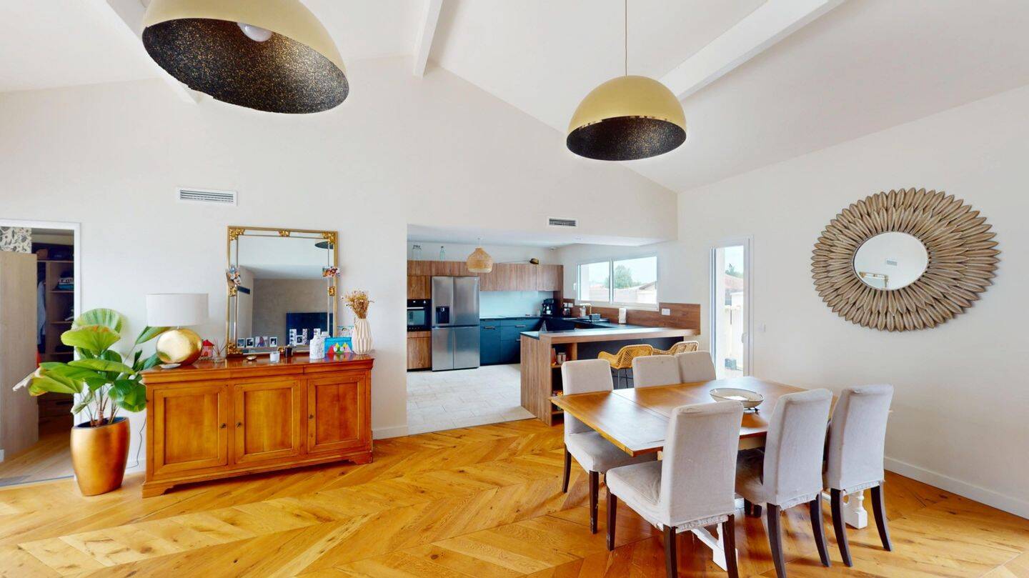 4 bedrooms Villa in Saint-Medard-d'Eyrans, France No. 296060