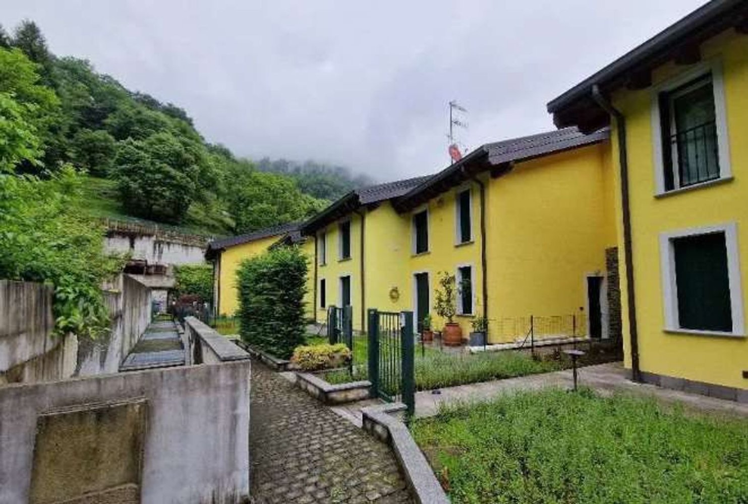 Casa de 4 habitaciónes en Valbrona, Italy No. 179607