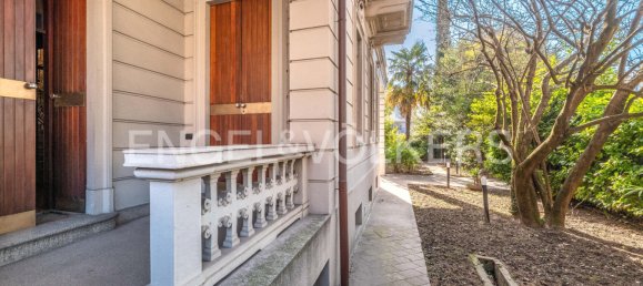 5 bedrooms Villa in Como, Italy No. 129727 9