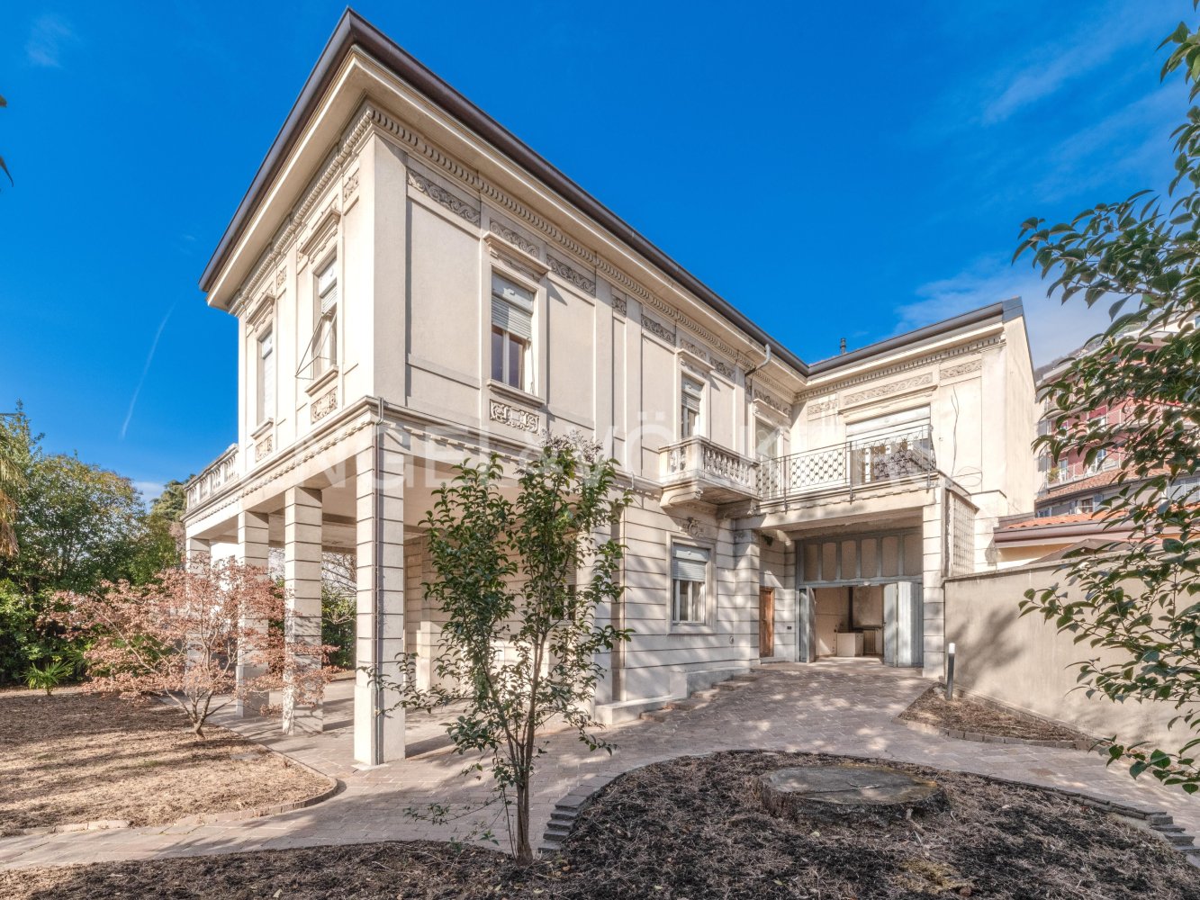 5 bedrooms Villa in Como, Italy No. 129727