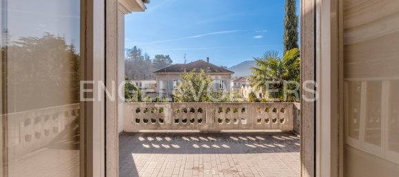 5 bedrooms Villa in Como, Italy No. 129727 8